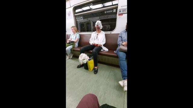 В метро, девушка с букетом (1)