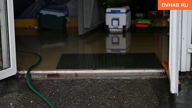 Магазины на Льва Толстого затопило из-за коммунальной аварии