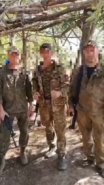 Боец Ганс с товарищами поздравляет земляков!