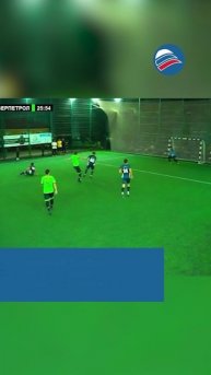 Экстремальный футбол: землетрясение сбило игрока с ног во время игры