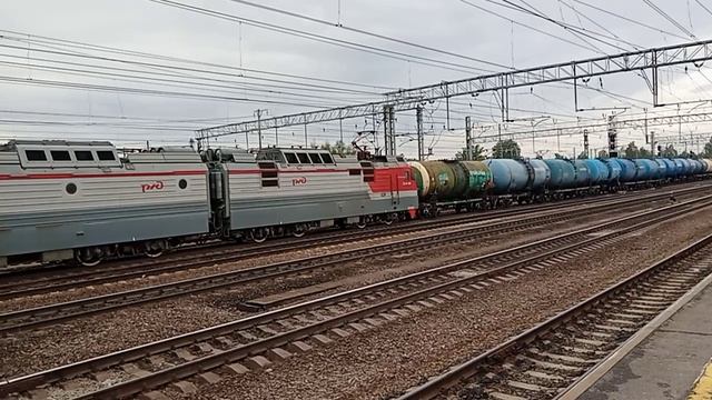 Грузовой поезд с электровозом 2ЭС4К-026 на станции Мга