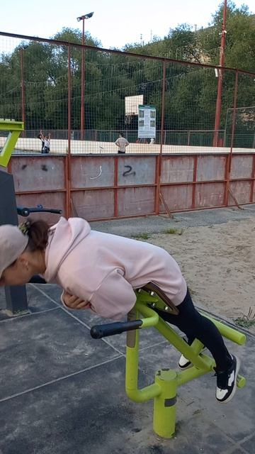 Гиперэкстензия - уличные тренировки  #вфгс #улица #street #training #девушка #гто #sports #москва
