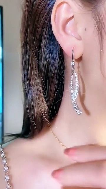Заказать похожие можно на Вайлдберриз. Артикул #231996590 серебристые #серьги #подарок #wildberries