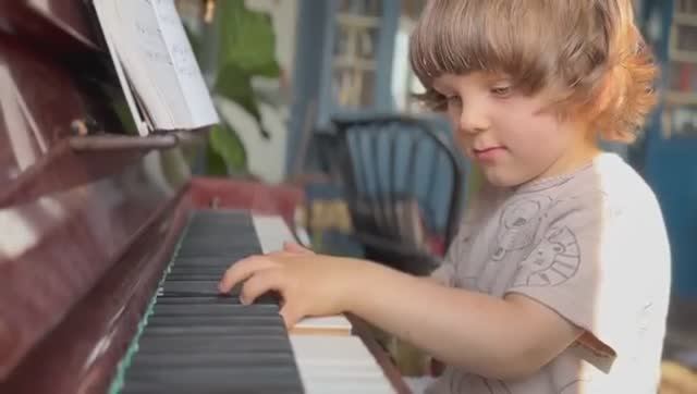 В церкви Чайковского - Гаврилушка пробует разучивать