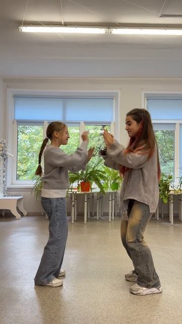 Отправь видео тому с кем хочешь снять