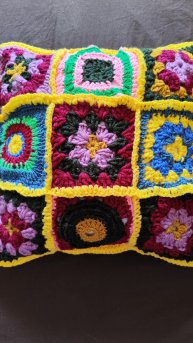 Подушка из бабушкиных квадратов