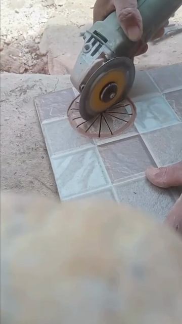 Один из способов, как можно аккуратно вырезать болгаркой необходимое отверстие в керамической плитке