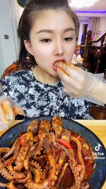 куда ей это лезит