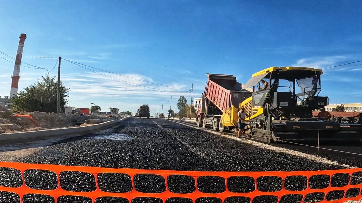 Строительство Проспекта Античный в Севастополе. Укладка асфальтобетона. 26.08.2025