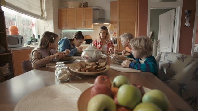 Одни дома (2025, сериал, 1 сезон) — Трейлер (сезон 1) — Кинопоиск