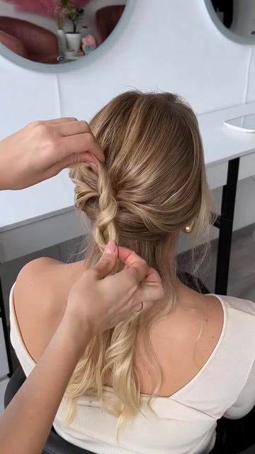 Объемный текстурный пучок - тренд среди невест #hairstyle #hairtok #hairtutorial #hair #beauty