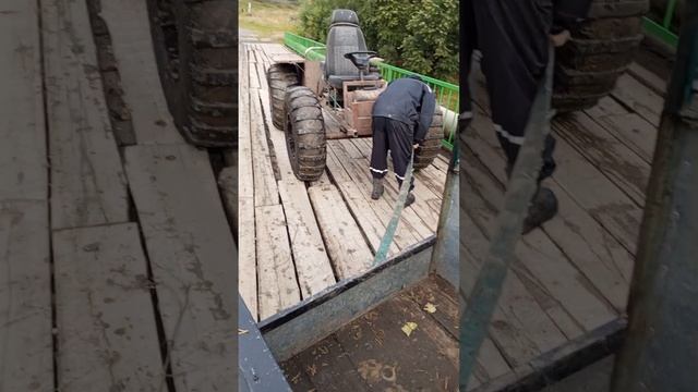 Сломанный болотоход дотащили до дома болотоход