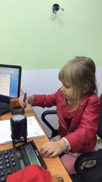 нашла видео где притставляю себя папиным работникам