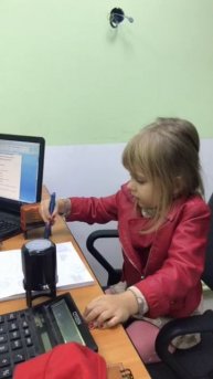 нашла видео где притставляю себя папиным работникам