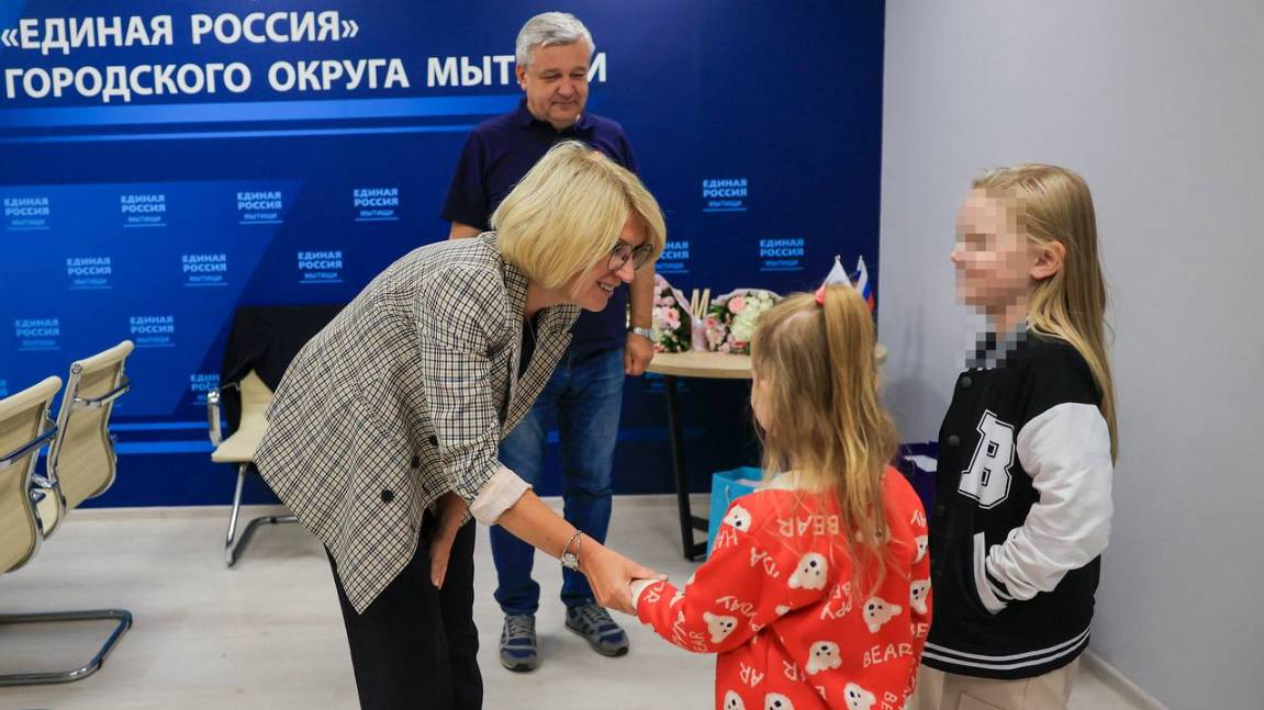 Школьникам из семей участников СВО вручили подарки ко Дню знаний