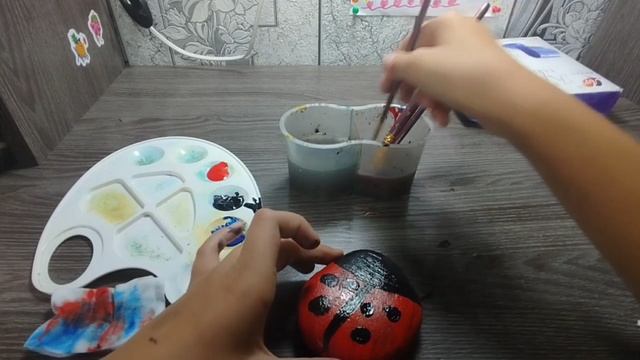 Рисуем божью коровку на камне!