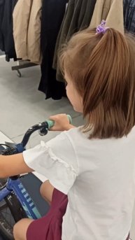 Любимый спортивный магазин - СпортМастер! Гоняем на великах прямо в магазине!