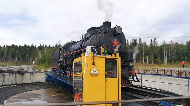 Как разворачивают ретропоезд на поворотном круге в горном парке Рускеала?