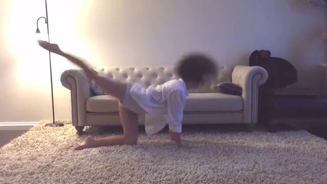 CamrenBicondovadancingonthesofa