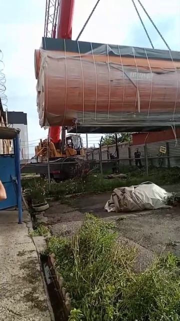 Ради прогресса и теплоснабжения одного города выдернули ель 🎄 автокраном