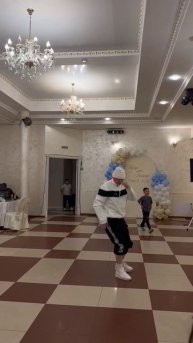 Меня зовут Дмитрий я занимаюсь спортивным видом танца Break Dance выступаю на корпоротивах, свадьбах