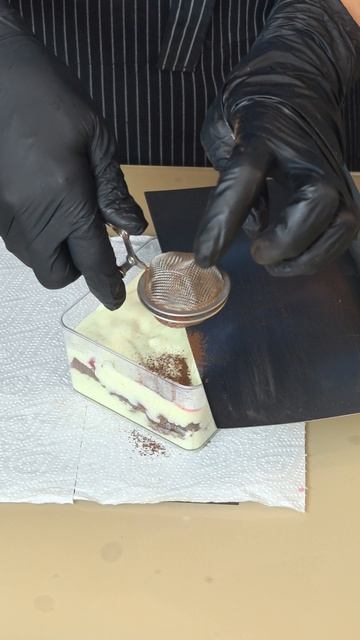 Торт "Чёрный лес" в формате трайфлов — стильно и удобно.