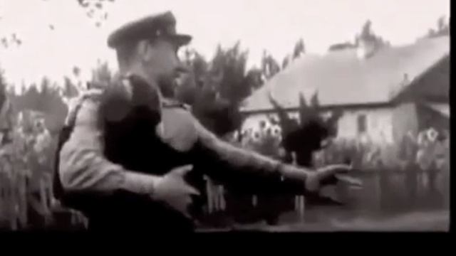 1945-й.
Так наших Дедов победителей встречали - матери жёны и сёстры.