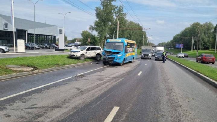 Пять человек пострадали при столкновении внедорожника с автобусом в Чебоксарах