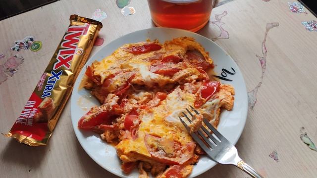 Яичница с помидорами, уют в деревне