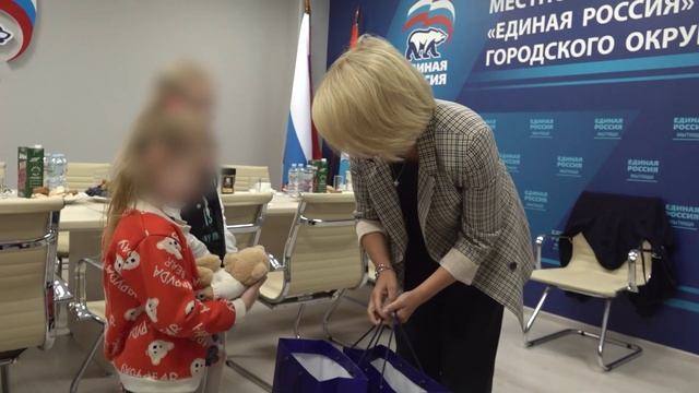 Школьникам из семей участников СВО вручили подарки ко Дню знаний