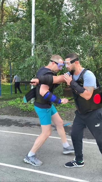 С точки зрения философии, ножевой бой символизирует первобытный конфликт между жизнью и смертью.