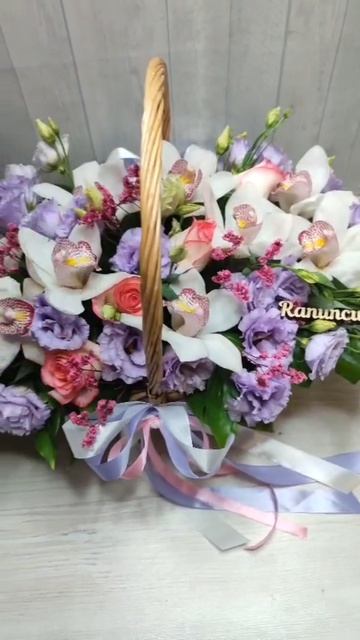 Корзина из орхидей, эустом и роз