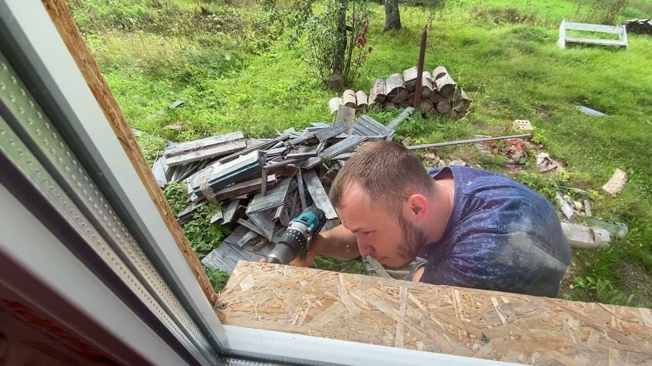 Ремонт в дачном доме. Поменяли окно, обшивка стен. Сходили в лес за грибами.