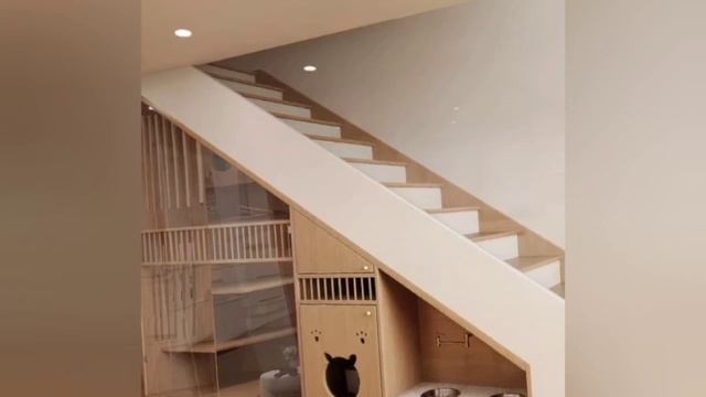 место под лестницей для любимых животных
