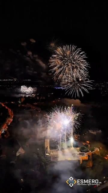 Небо над Галле полное красок  Впервые фейерверки на Фестивале фонарей запускались из трех мест.