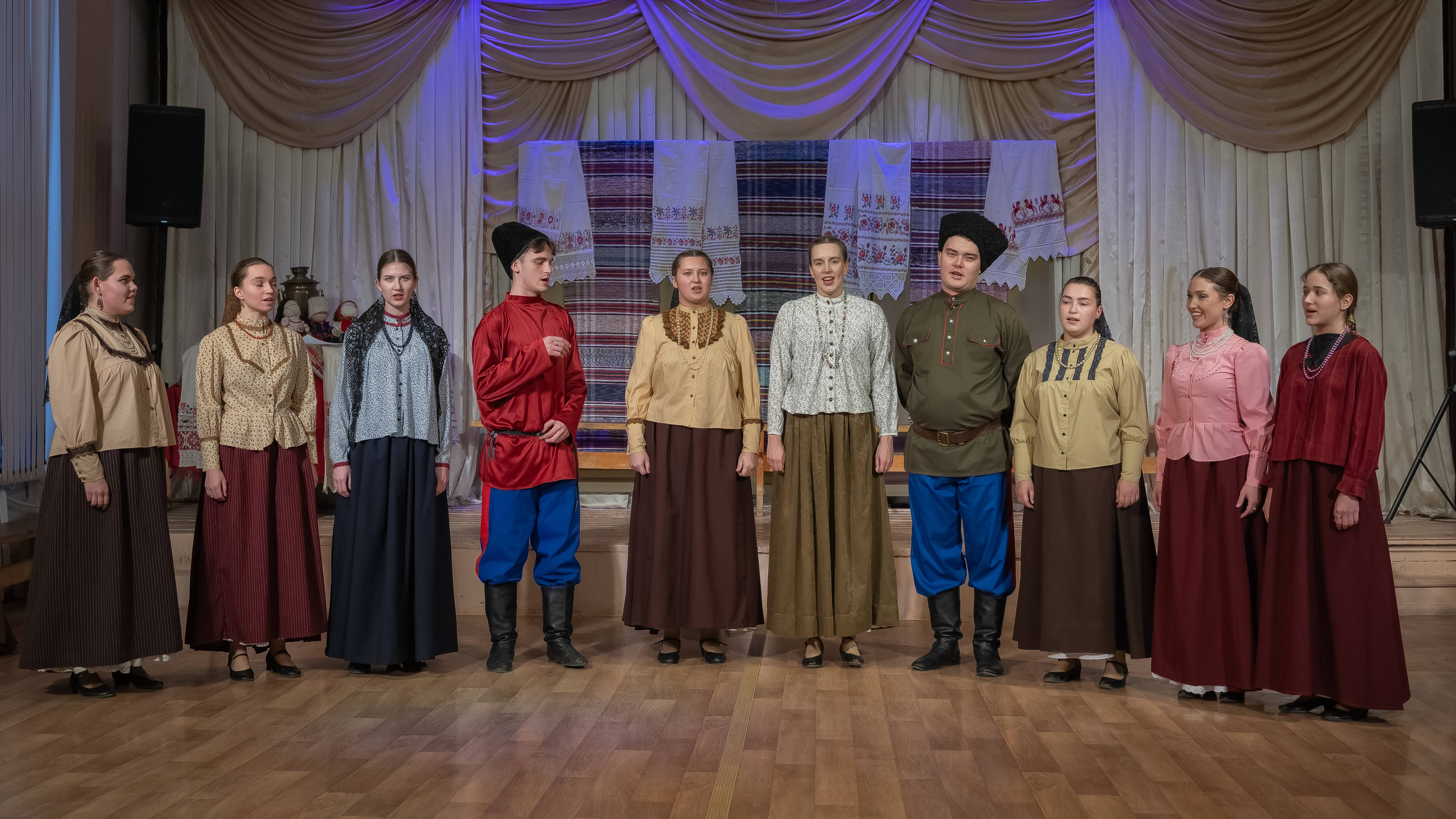 Фольклорно-этнографический ансамбль "Забава" (г. Саратов)  "Ходил-бродил младец долго с вечера..."