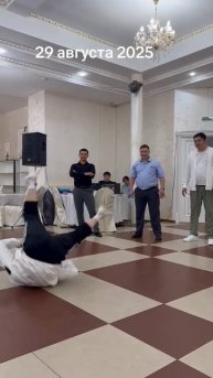 Меня зовут Дмитрий я занимаюсь спортивным видом танца Break Dance выступаю на корпоротивах, свадьбах