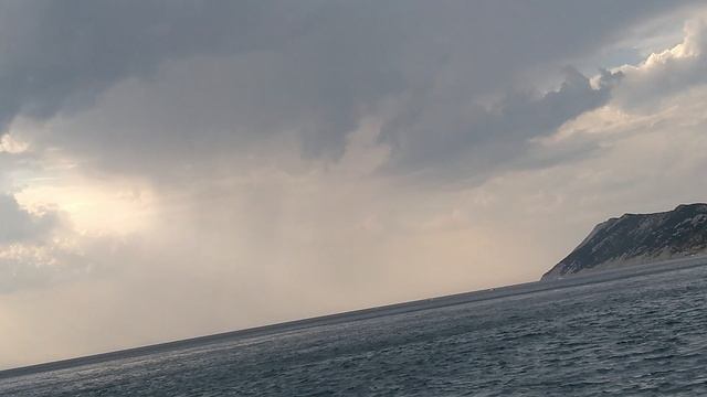 Горы и Чёрное море вокруг, вот что нужно на отдыхе проплыва на яхте