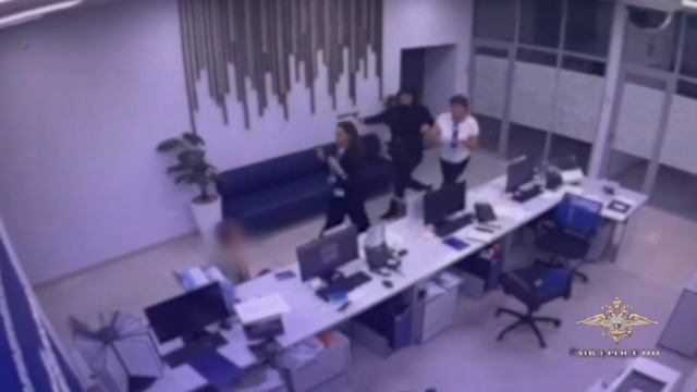 В Новосибирске вооруженный велосипедист в маске ограбил три банка за 10 месяцев