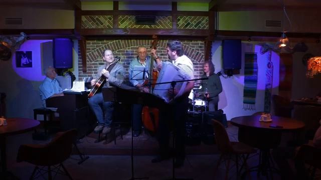 Аккордеонист исполняющий французскую музыку