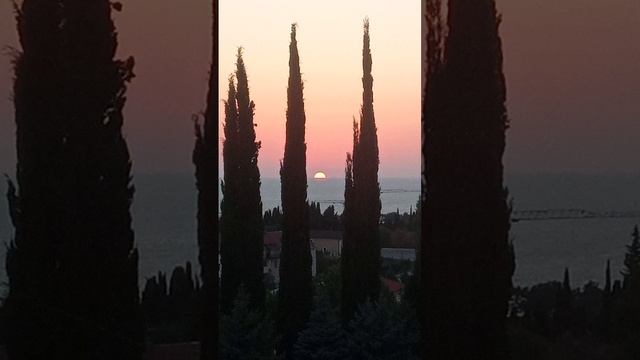 закат на крыше дома