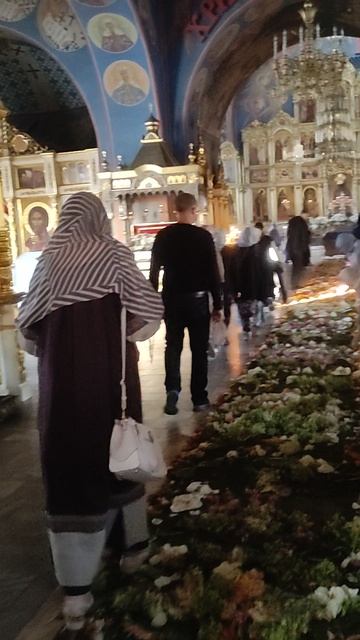 1000202213.Проходят под Плащаницей Пресвятой Богородицы в Богоявленском соборе