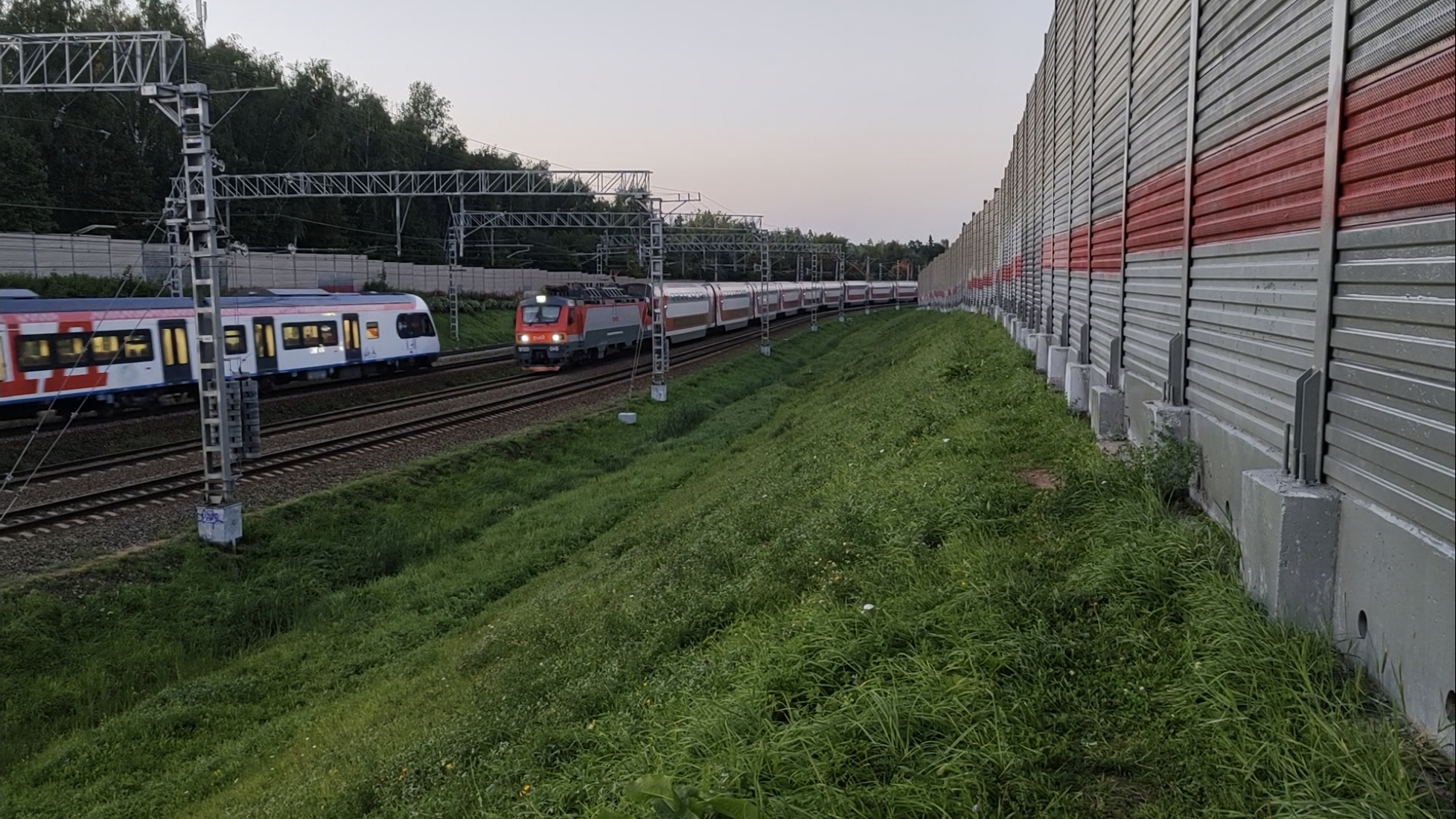 Электровоз ЭП20-045 с двухэтажным пассажирским поездом "Дневной экспресс"  Москва - Брянск