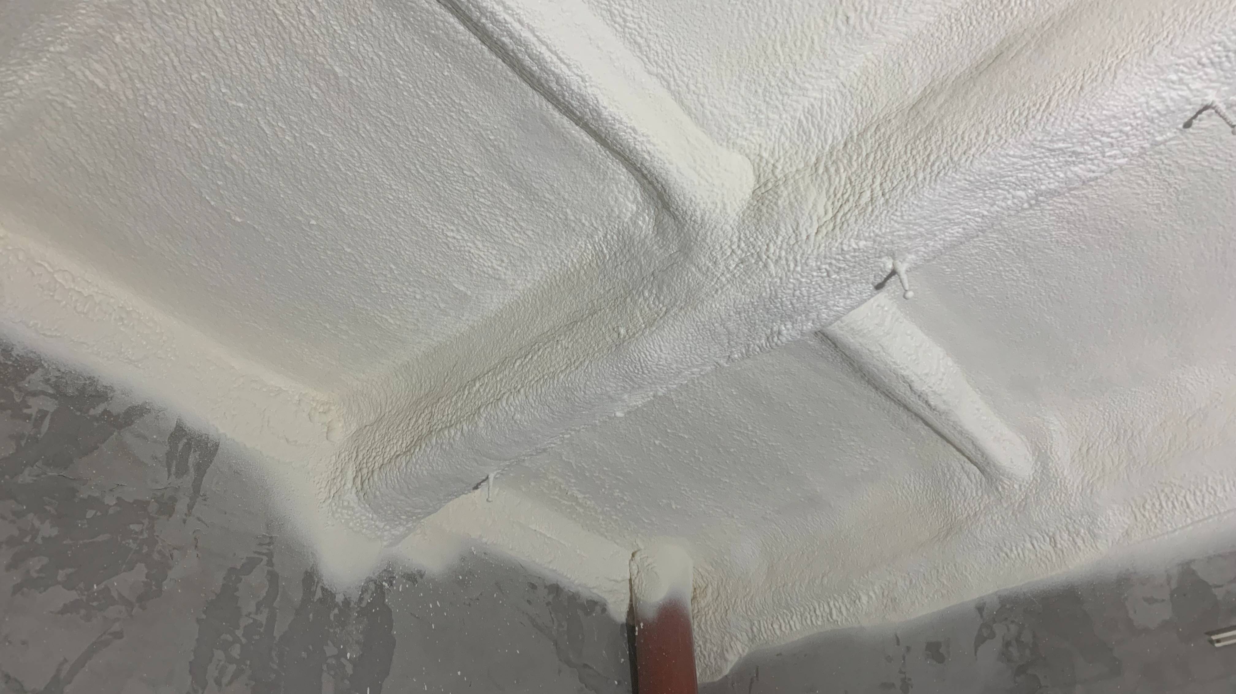 Утепляем потолок гаража из жб плит пеной Реверспрей