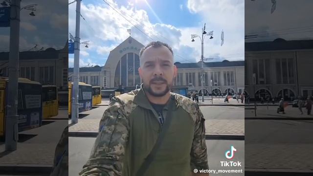 Зеленский уходи!!" Заявление ВСУшника с вокзала в Киеве