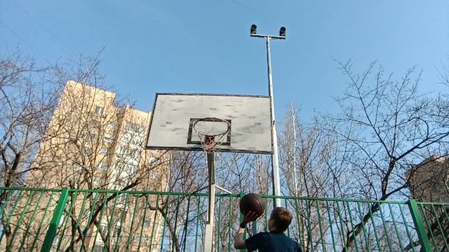Забросил 100 мячей в баскетбольную корзину в реальной жизни за 10 минут