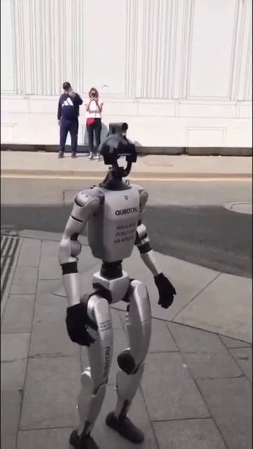По Москве гуляют роботы.