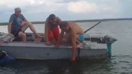 Подъём затонувшей моторной лодки на озере Сиг.
