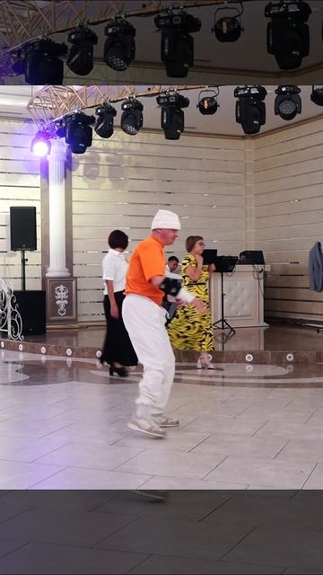 Меня зовут Дмитрий я занимаюсь спортивным видом танца Break Dance выступаю на корпоротивах, свадьбах