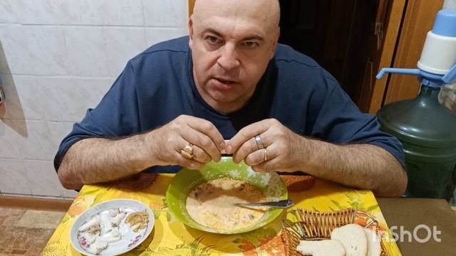 Мукбанг. Борщ со сметаной и сало с горчицей. Фишички из советской жизни.